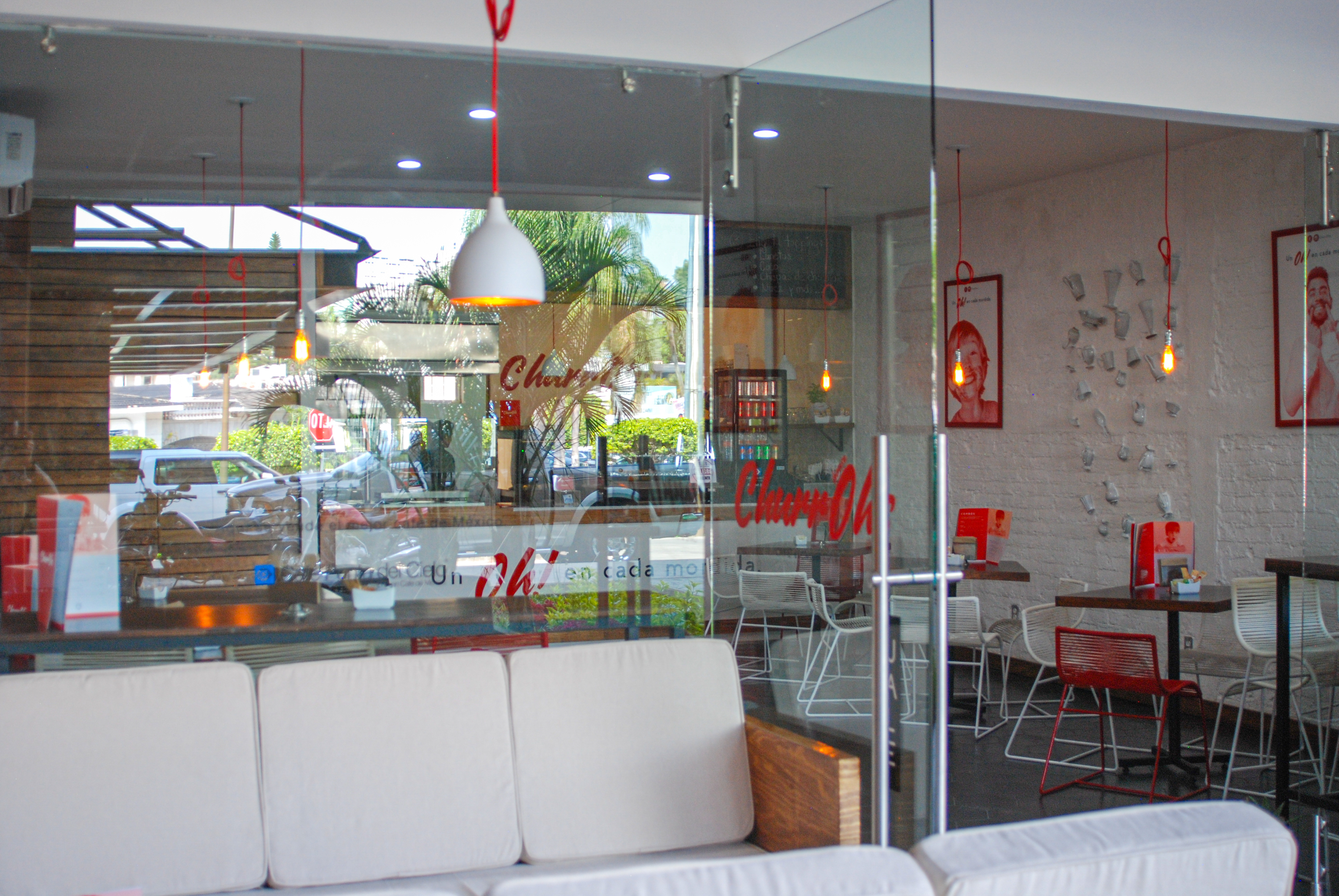 Fachada de vidrio y acceso de churrería en local comercial, construcción comercial Fer Et Ciment León Guanajuato